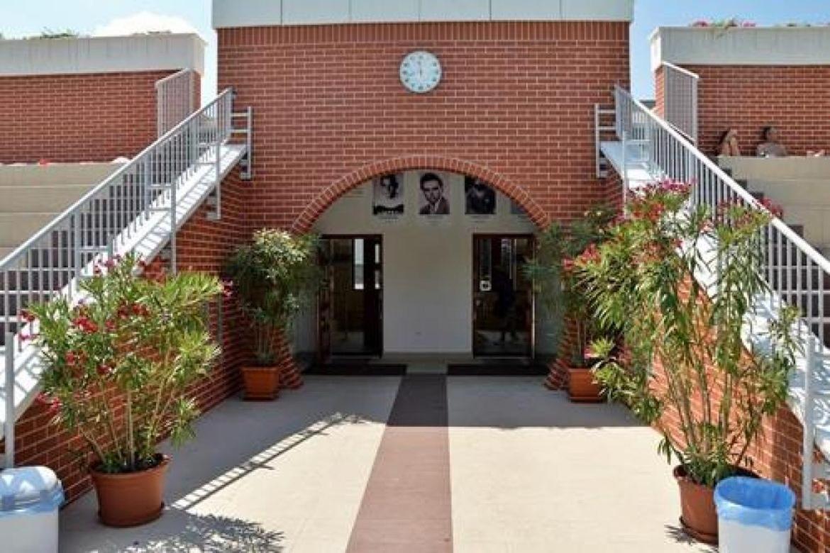 Cvse Clubhaz Es Panzio Bed & Breakfast Cegled Exterior photo